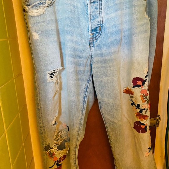 Abercrombie & Fitch Denim - Really cute floral embroidered jeans